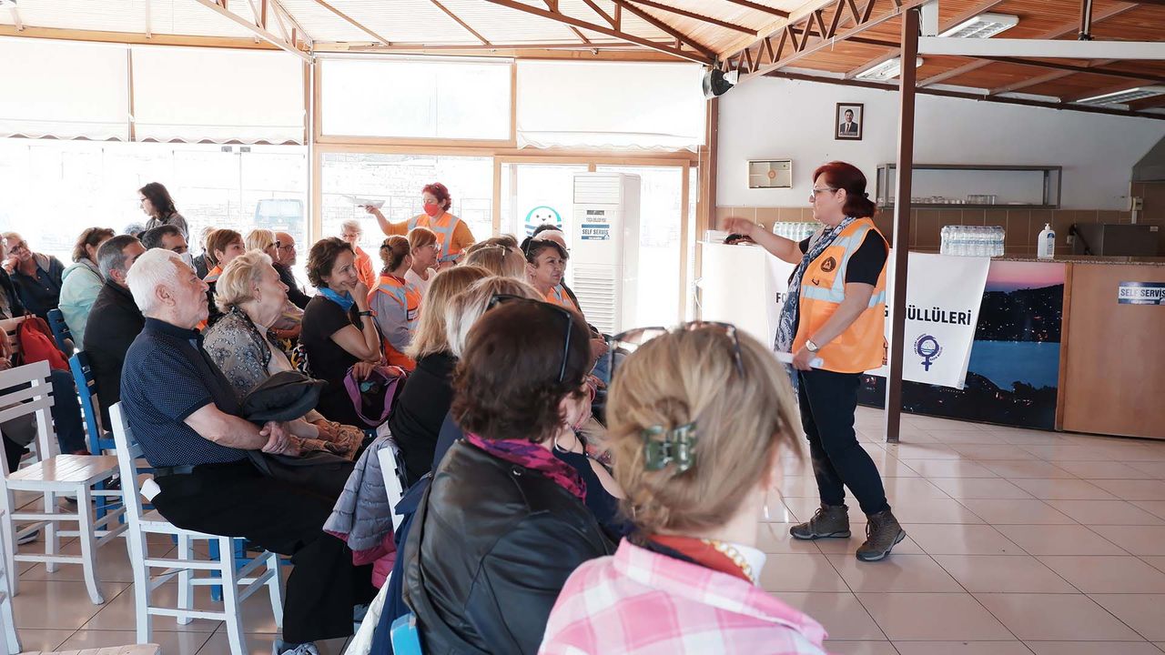 Foça’ da Mahalle Afet Gönüllülüğü Eğitim Toplantısı Yapıldı