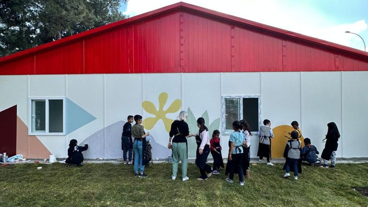 Kahramanmaraş’ta kurulan Kırmızı Çatı Çocuk Destek Merkezi   “Oyun İyileştirir” diyerek çocuklarla buluşuyor