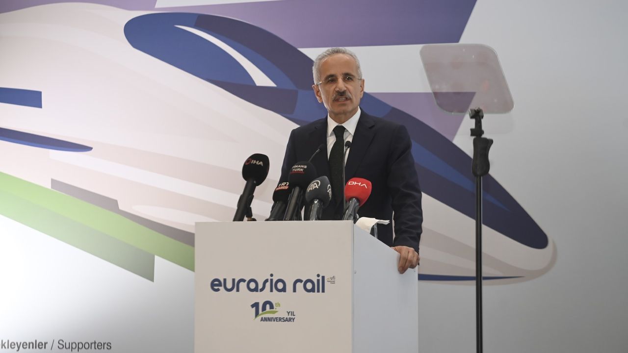 Bakan Uraloğlu: Milli hızlı trenimizi 2025'te yolcu taşımacılığına kazandırmayı hedefliyoruz