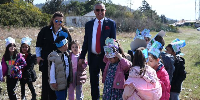 Başkan Topaloğlu çocuklarla fidan dikti