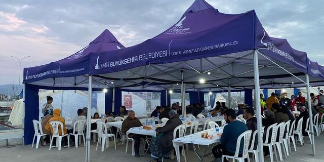 İzmir Büyükşehir Belediyesi 4 ilde 25 bin kişilik iftar sofrası kurdu Ramazan’ın ilk iftarında deprem dayanışması