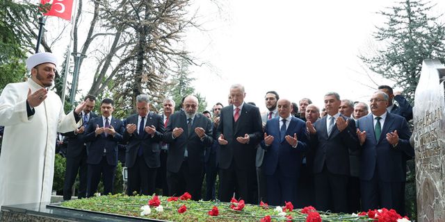 Cumhurbaşkanı Erdoğan, Alparslan Türkeş’in kabrini ziyaret etti