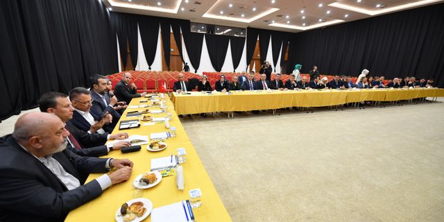AK Parti Ankara gündüz sahada, gece masada