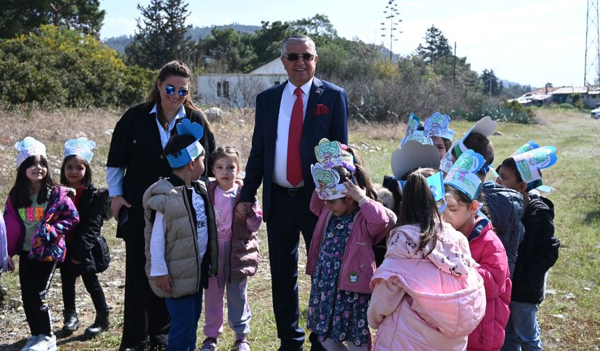 Başkan Topaloğlu çocuklarla fidan dikti