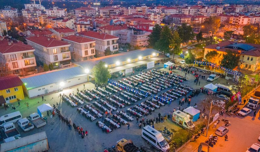 Milas Belediyesi ilk iftar sofrasında 4 bin kişiyi ağırladı