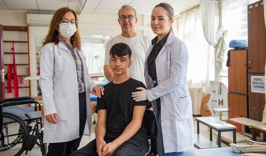 Enkaz altından kurtarılan Osmaniyeli Mustafa ilk adımlarını İzmir’de attı