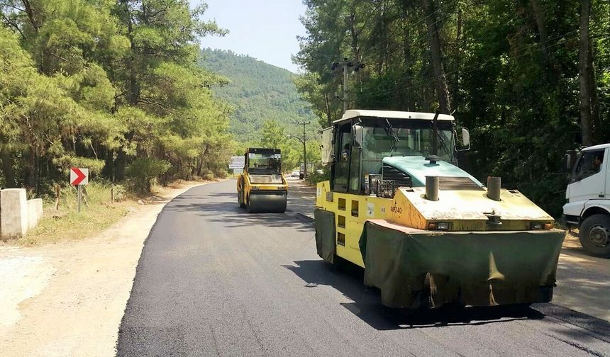 Büyükşehir, Marmaris'te 183 Km yol çalışması yaptı